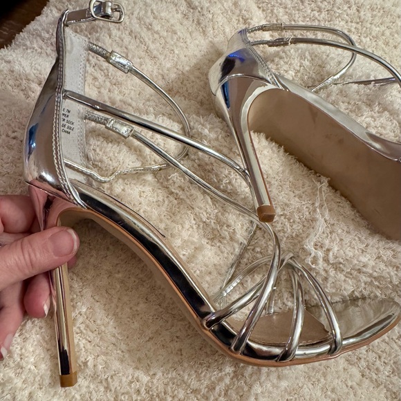 STEVE MADDEN SILVER HEELS. - Picture 6 of 7